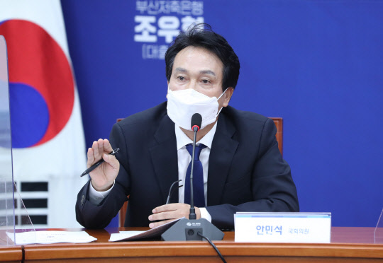 지난 10월19일 국회에서 열린 더불어민주당 '화천대유 토건비리 진상규명 태스크포스(TF) 2차 회의에서 안민석 의원이 발언하고 있다.연합뉴스